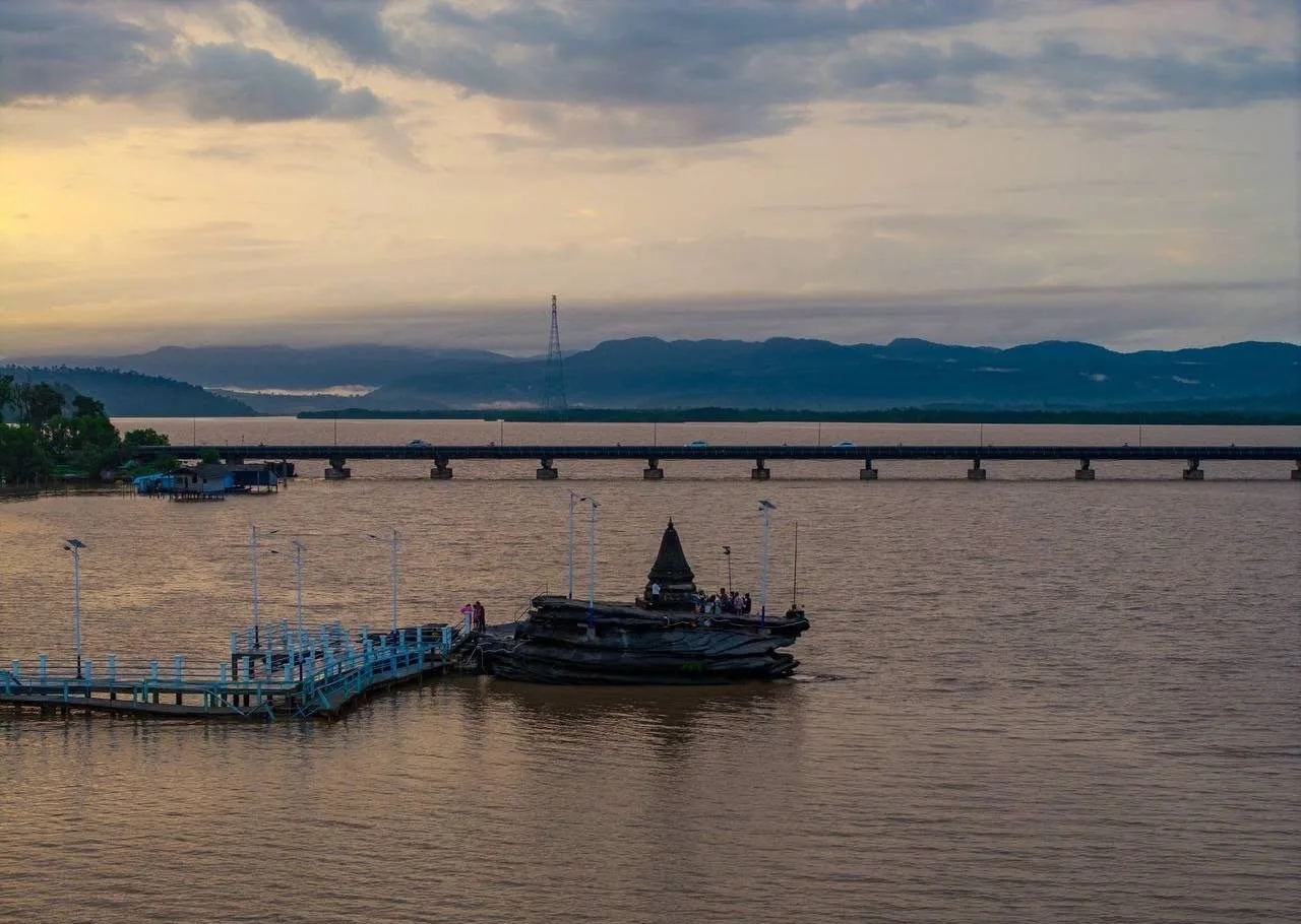 ប្រជាពលរដ្ឋកំពុងទទួលសេវាសាធារណៈ